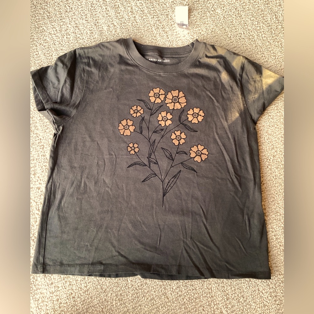 American Eagle Graphic T shirt Women’s S floral print.